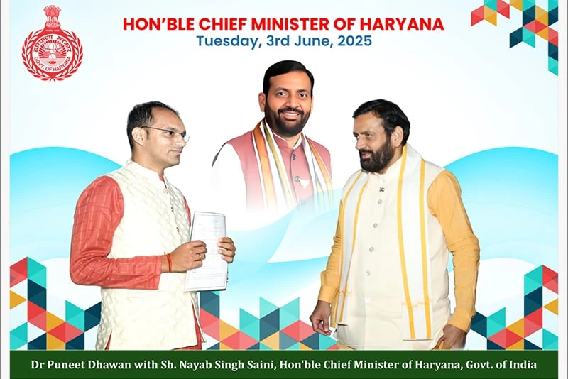 Dr. Puneet Dhawan receiving award from CM Nayab Singh Saini